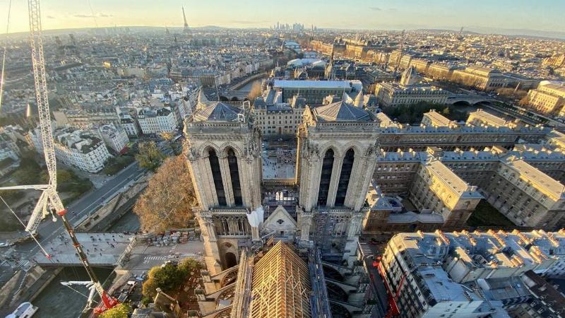 Vue intérieure de Notre-Dame de Paris en pleine reconstruction, charpente bois et échafaudages, espoir de la réouverture.